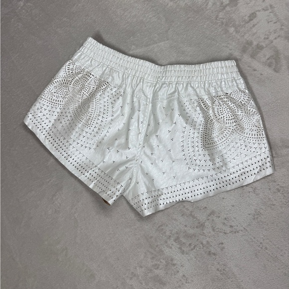 Blank NYC Faux Leather Silver Laser Cut Floral Elastic Waist Shorts Size 25 - Picture 10 of 16